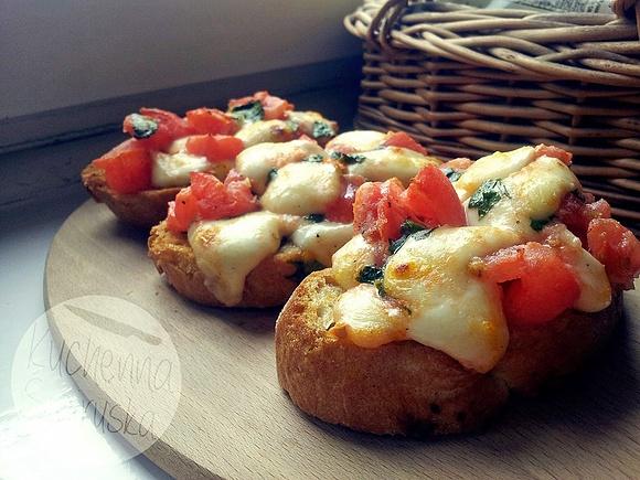 Bruschetta z mozzarellą i pomidorami, pieczona w piekarniku