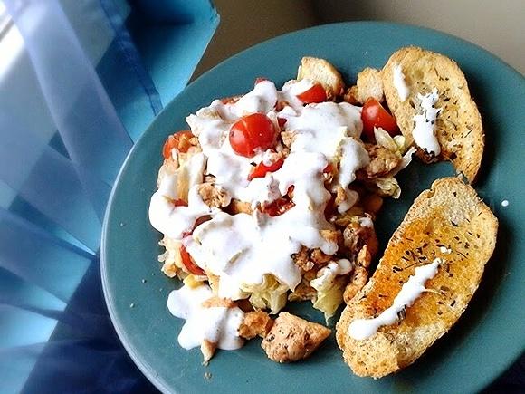 Sałatka z piersią z kurczaka i grzankami