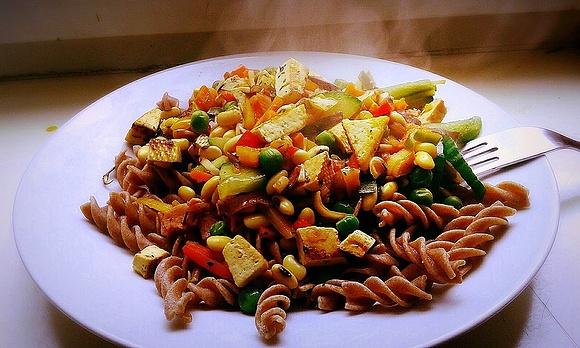 Makaron pełnoziarnisty z tofu i warzywami