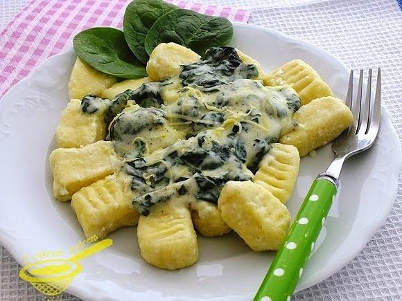 Serowe gnocchi z sosem szpinakowym