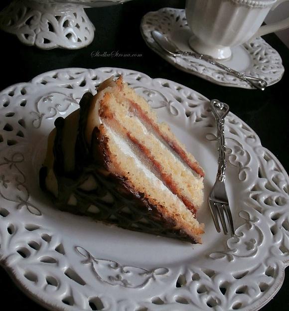 Tort marcepanowy z konfiturą z róży i polewą czekoladową