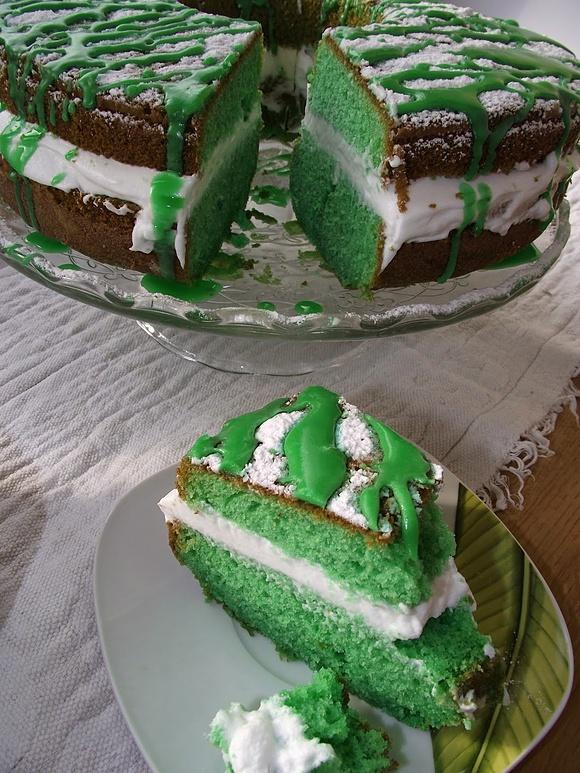 Zielona babka jogurtowa z bitą śmietaną na Dzień Świętego Patryka