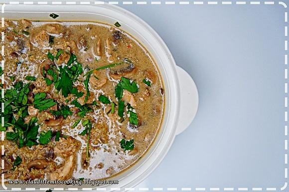 Pierś z kurczaka z sosem pieczarkowym i quinoa