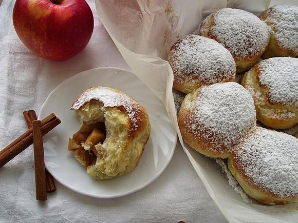 Buchty pieczone z jabłkami i cynamonem