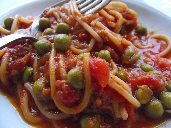 Spaghetti po bolońsku z groszkiem