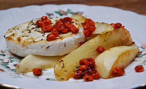 Smażony camembert z gruszkami - mini obiad