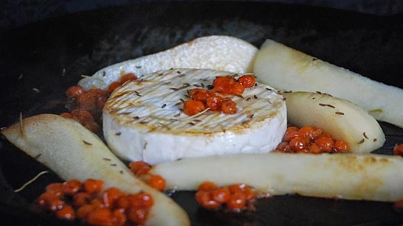 Camembert smażony z gruszkami, jarzębiną i rozmarynem