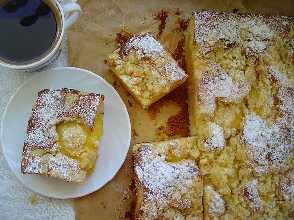 Ciasto śmietanowe z brzoskwiniami i kruszonką
