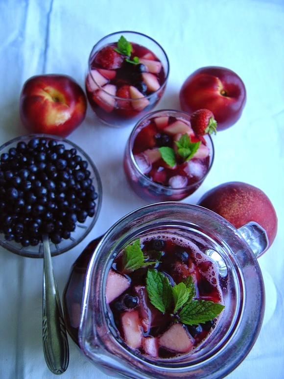 Sangria - orzeźwiający hiszpański napój z owocami