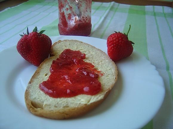 Dżem z truskawek i płatków róży
