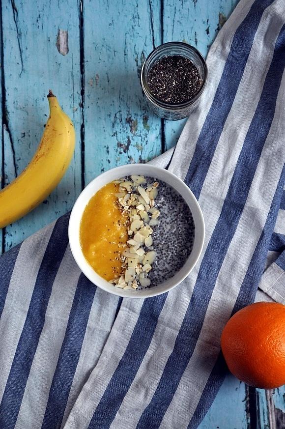 Śniadanie z koktajlem mango, bananem i puddingiem chia na mleku ryżowym
