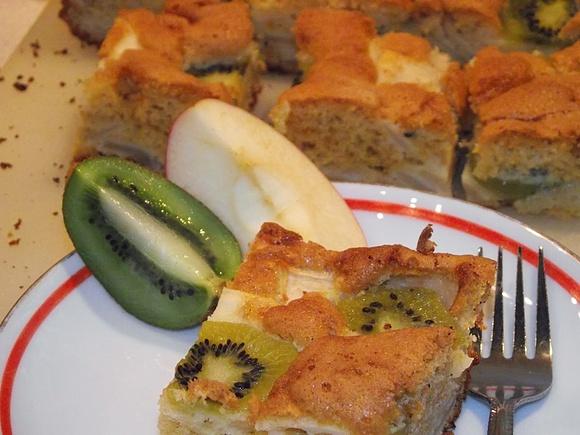 Biszkopt z jabłkami i kiwi
