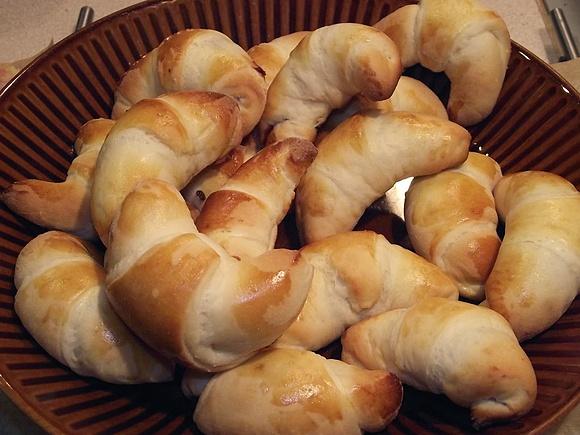 Rogaliki drożdżowe z powidłami śliwkowymi