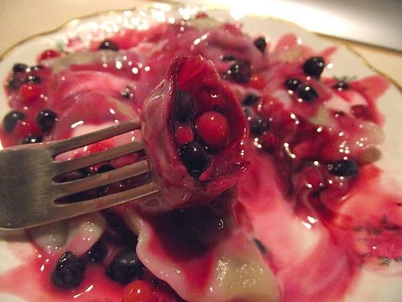 Pierogi z jagodami i czerwonymi porzeczkami