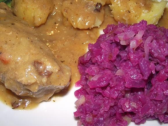 Modra kapusta w sosie z cytryny i cebulą