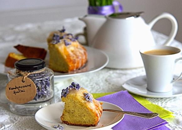 Babka jaglana z lukrecją i fiołkami - bezglutenowa