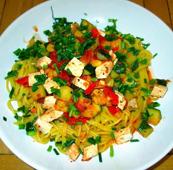 Spaghetti kukurydziane z tofu i warzywami