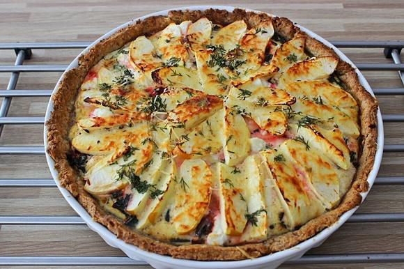 Orzechowa tarta z botwinką i jabłkami