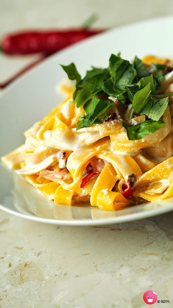 Tagliatelle ostre z mozzarellą