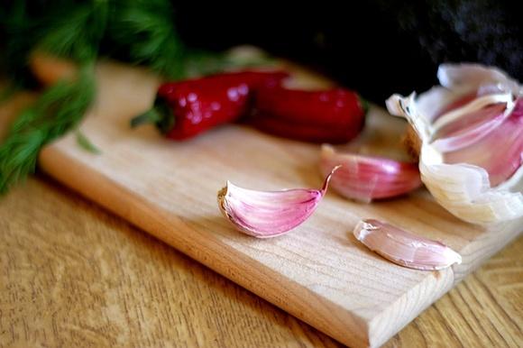 Pasta z awokado i tuńczykiem na chleb lub kukurydziane chipsy