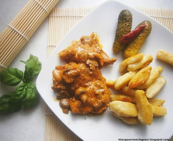 Szynka pieczona z pieczarkami i cebulą