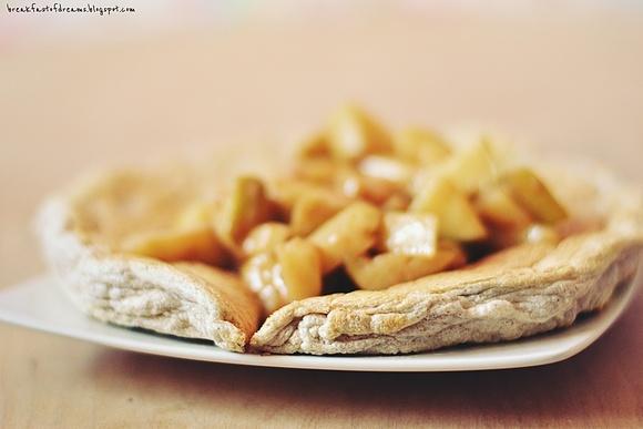 Chmurkowy omlet biszkoptowy z jabłkiem w kajmaku