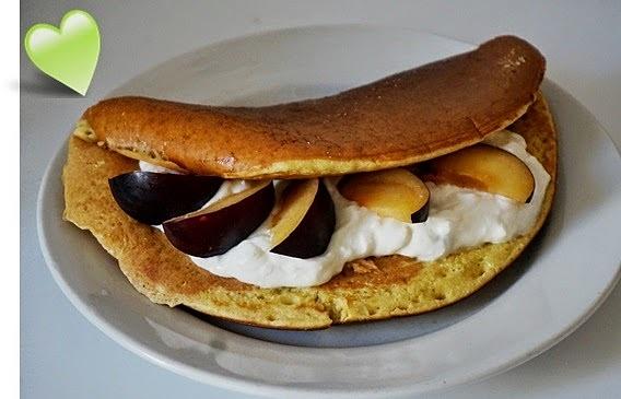 Kokosowy omlet jaglany z bakaliowym serkiem cytrynowym