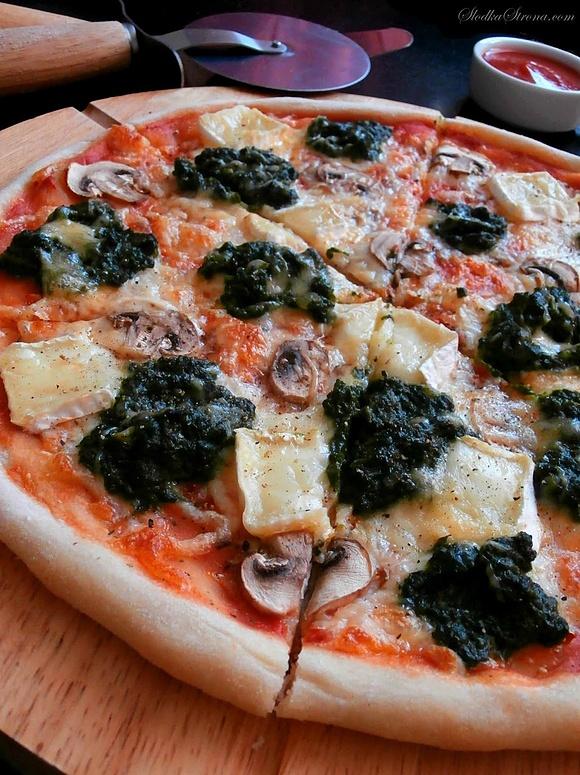 Pizza ze szpinakiem, pieczarkami i serkiem Brie