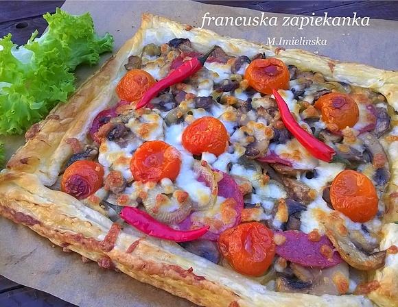 Francuska zapiekanka z salami i pieczarkami
