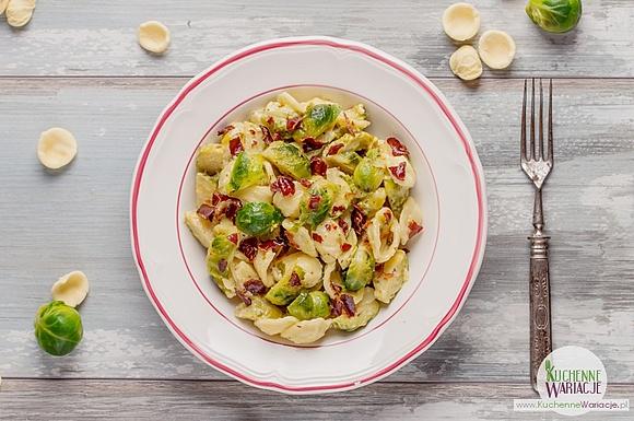 Orecchiette z brukselką i wędzonym boczkiem