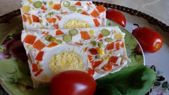 Kolorowa galareta z jajkiem, szynką i warzywami - Terrina wielkanocna
