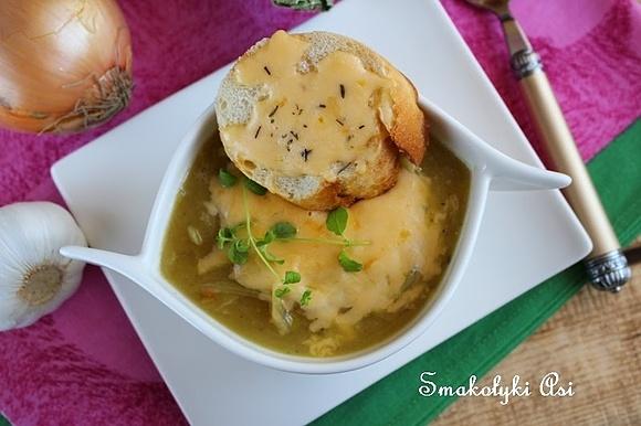 Zupa porowo-cebulowa z serowymi grzankami