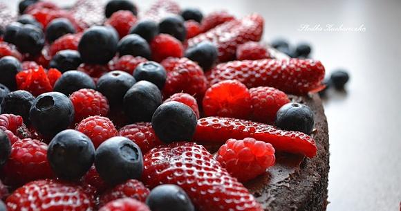 Czekoladowy tort brownie z owocami