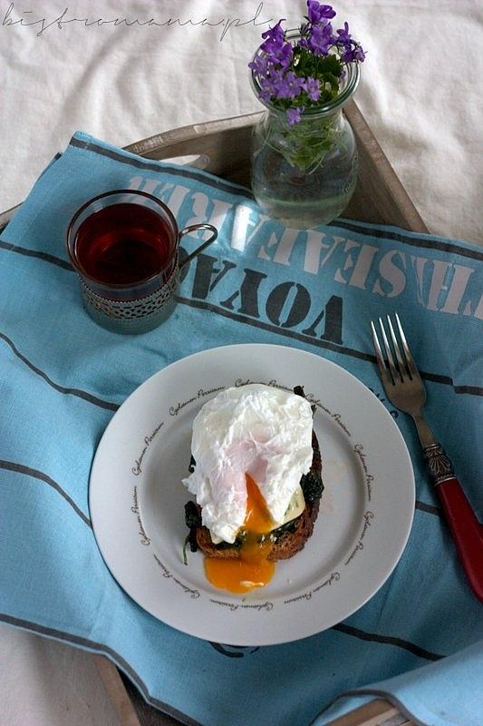 Jajko w koszulce na szpinaku i grzance