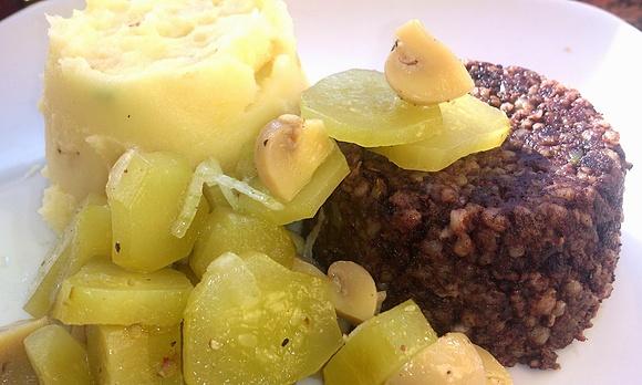 Black pudding z postnym puree i sałatką z ogórków kiszonych