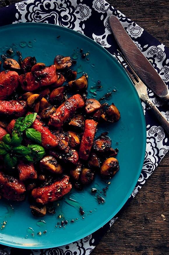 Leniwe kluseczki z buraka z pieczarkami i za'atarowym winegretem