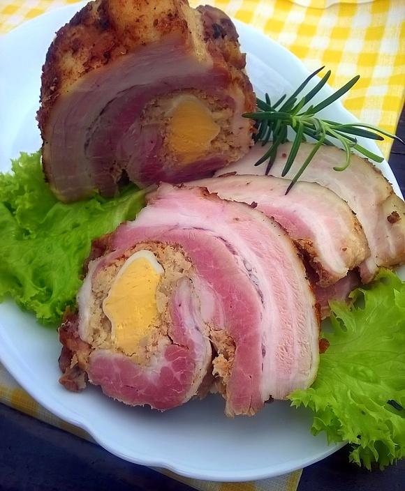 Boczek rolowany z jajkiem i chrzanem