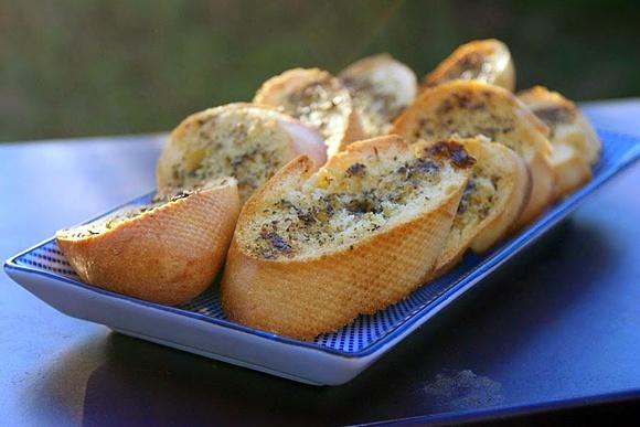 Bruschetta z domowym masłem ziołowym