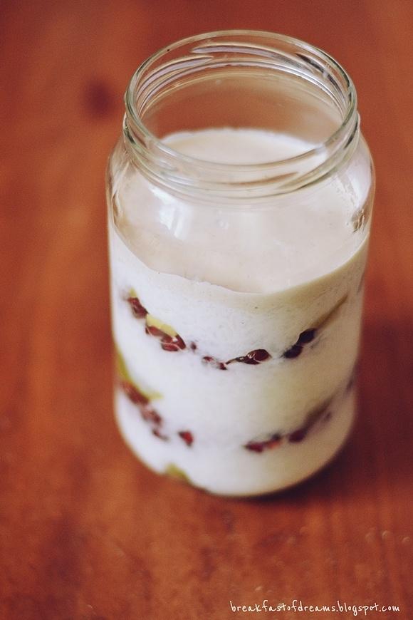 Płatki ryżowe na mleku sojowym z granatem i kiwi, tahini