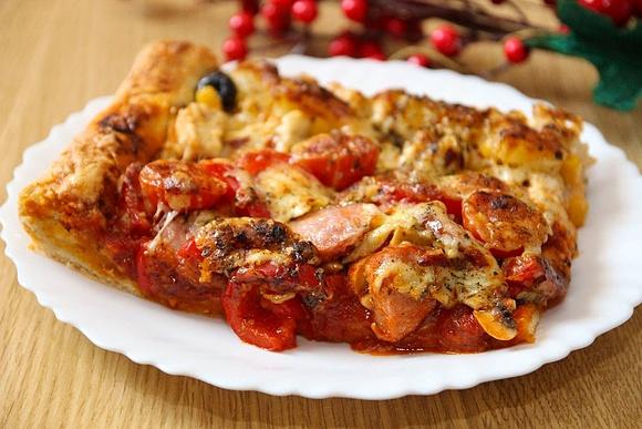 Pizza z dwoma smakami na bogato