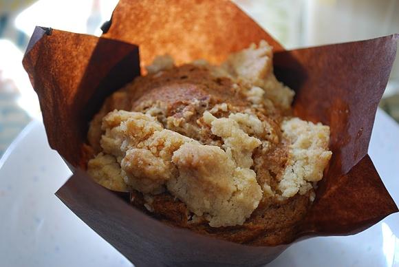 Muffinki jabłkowo-orzechowe z cynamonową kruszonką