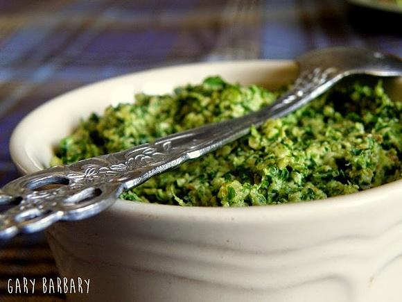 Gryczane bezglutenowe naleśniki z mozzarellą i pesto z rukoli