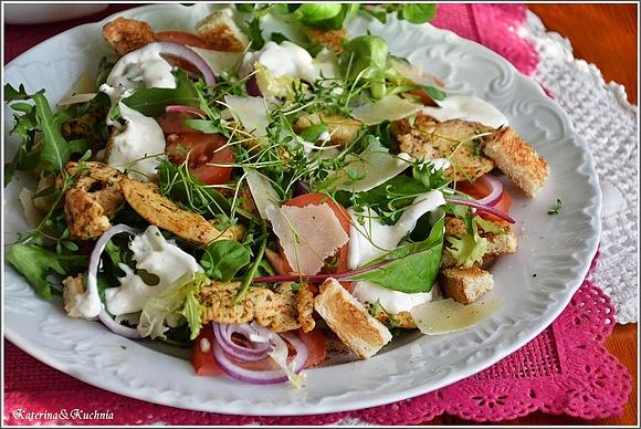 Sałatka z kurczakiem, parmezanem, rzeżuchą i grzankami