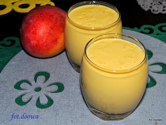 Mango Lassi - przepyszny indyjski koktajl z mango i jogurtem
