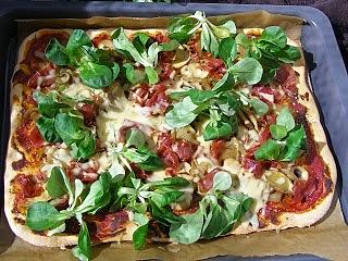 Domowa pizza z roszponką i szynką serrano
