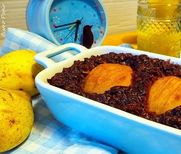 Pieczona czekoladowa owsianka z imbirem i gruszką