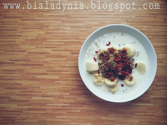 Zdrowe śniadanie z owsa, bananem i owocami goji