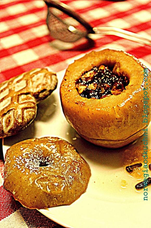 Pieczone jabłka z konfiturą truskawkową i migdałami
