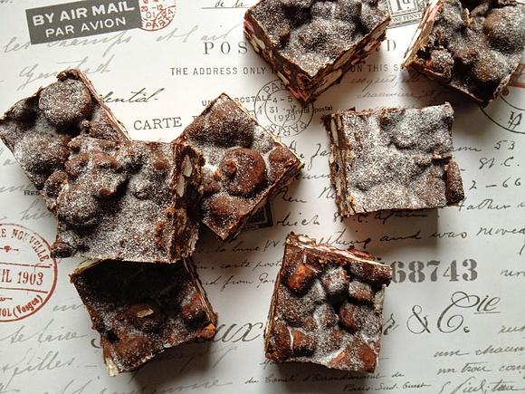 Blok czekoladowy Rocky Road z orzechami brazylijskimi i wiśniami