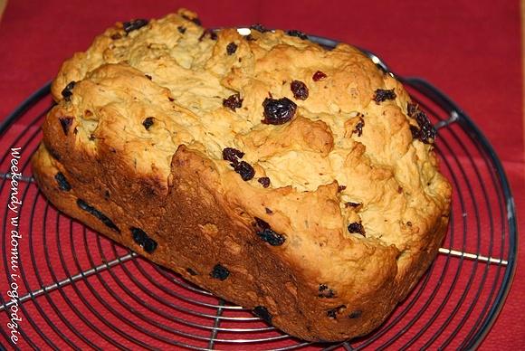 Szafranowe ciasto drożdżowe z rodzynkami i tymiankiem